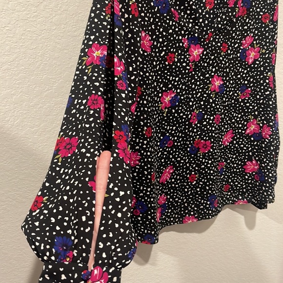 Express Black Floral Blouse featuring Open Slit Arms - Size M - Picture 4 of 4